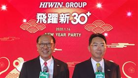 上銀集團聯歡尾牙 送出3000多個獎項上銀集團14日晚間在台中舉辦聯歡尾牙活動，席開590桌，現金獎總額300萬元，將公布3000多個獎項。圖左為上銀集團總裁卓永財，右為上銀董事長卓文恒。中央社記者鍾榮峰攝 109年1月14日