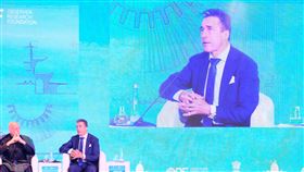 北約前秘書長盼民主國家組全球聯盟 抗專制政權曾任北約秘書長的前丹麥總理拉斯穆森（右）14日晚間在瑞辛納對話開幕的首場對話中，期盼民主國家組成全球聯盟，抵抗專制的統治者和政權。中央社記者康世人新德里攝  109年1月15日