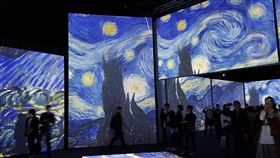 結合視聽嗅覺　觀眾走進梵谷世界（1）梵谷短短10年的創作生涯，留下「星夜」（圖）、「向日葵」等知名畫作，「再見梵谷－光影體驗展」有別於過去以靜態展覽呈現梵谷畫作，結合音樂與嗅覺，讓觀眾走進梵谷世界。中央社記者鄭景雯攝　109年1月14日