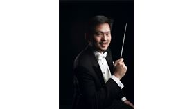 DD
顧寶文將指揮台灣國樂團戲采音樂會
台灣國樂團「戲采」音樂會將於17日演出，客席指揮顧
寶文表示，整場音樂會除了可以聽見合奏之外，也可以
聽到京劇旦角、北管歌者以及罕見的河南墜胡等獨奏樂
器的伴唱與協奏。
（台灣國樂團提供）
中央社記者趙靜瑜傳真　109年1月14日