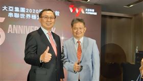 大亞董事長沈尚弘盼成能源串接品牌大亞電線電纜董事長沈尚弘（左）14日在大亞成立65周年記者會表示，除看好電纜本業，投資太陽能電廠也可望帶來固定收益，盼成為能源串接的領導品牌；右為總經理沈尚宜。中央社記者潘智義攝　109年1月14日