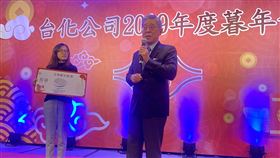 王文潮出席台化暮年會 宣傳福機裝新產品台塑集團管理中心常務委員王文潮14日出席台化暮年會，化身超級業務員，宣傳台塑化轉投資公司福機裝新產品殺菌掃地機器人。中央社記者潘羿菁攝　109年1月14日