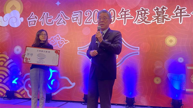 王文潮出席台化暮年會　化身業務員