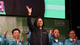 蔡總統化身辣台妹　捍衛主權逆轉勝歷經九合一選舉挫敗，總統蔡英文（前）重新出發，這一年來以主權牌對決中國國家主席習近平的一國兩制，捍衛主權的「辣台妹」形象，再次將她送上權力高峰。中央社記者郭日曉攝　109年1月11日