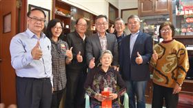 賴峰偉致贈敬老禮金（1）農曆春節將至，澎湖縣長賴峰偉（後中）14日前往百歲人瑞葉藍忍（前中）家中致贈敬老禮金，讓長者樂得笑呵呵。中央社　109年1月14日