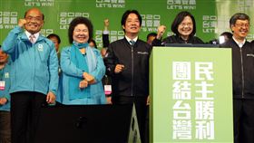 蔡總統：蘇貞昌的表現令人民對政府有感且感動總統蔡英文（右2）11日高票連任成功，針對立委選舉結果出爐、2月1日新國會形成，內閣是否有調整必要性等議題，蔡總統晚間特別感謝行政院長蘇貞昌（左）這一年多來的努力，「蘇院長的表現讓大家對政府有感，同時也讓人民感動」。左2起為總統府秘書長陳菊、民進黨副總統候選人賴清德，右為現任副總統陳建仁。中央社記者郭日曉攝　109年1月11日