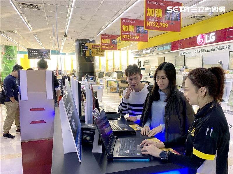 過年期間，許多民眾會拿壓歲錢購買新筆電，3C賣場買氣旺。（圖／燦坤提供）