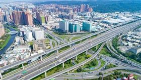 改變中的桃園高樓林立，夜晚更顯亮眼（圖／中悦建設機構）