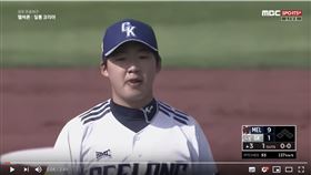 ▲韓國投手李強錫觸身球丟中對方頭部差點引發大亂鬥。（圖／翻攝自YouTube）