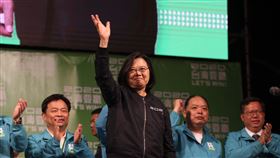 蔡總統化身辣台妹　捍衛主權逆轉勝歷經九合一選舉挫敗，總統蔡英文（前）重新出發，這一年來以主權牌對決中國國家主席習近平的一國兩制，捍衛主權的「辣台妹」形象，再次將她送上權力高峰。中央社記者郭日曉攝　109年1月11日