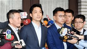 大選落幕  藍委談檢討改革國民黨立委林為洲（前左起）及已宣布辭去中常委一職的立委蔣萬安、江啟臣及台北市議員徐弘庭，14日在立法院議場門外向媒體談話，表達檢討改革已經刻不容緩。中央社記者施宗暉攝  109年1月14日