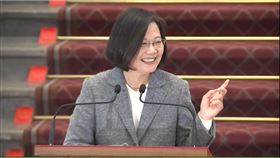 蔡英文總統15日舉行迴廊談話。