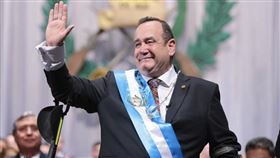 瓜地馬拉總統賈麥岱今天宣誓就職。（圖翻攝自twitter.com／DrGiammattei）