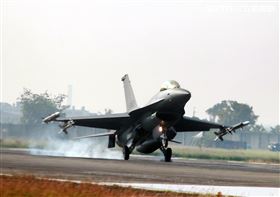 空軍春節加強戰備F16V戰機飛官緊急起飛，展現捍衛我國領空的能力。（記者邱榮吉/攝影）