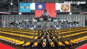 F16V戰機全載掛武器裝備。（記者邱榮吉/攝影）