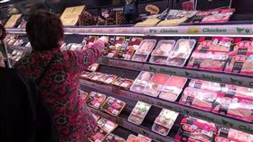 中國12月CPI年增4.5% 與11月持平非洲豬瘟疫情使中國豬肉供需嚴重失衡，CPI達8年新高。圖為中國民眾選購豬肉。中央社記者翟思嘉上海攝　109年1月9日