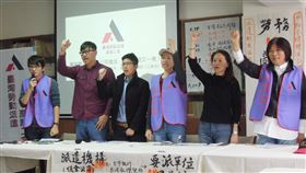 國美館外包商爆勞資爭議  不聘僱參加工會勞工台灣勞動派遣產業工會15日舉行記者會指出，有3名在國美館內長期服務、歷年連續獲不同外包公司僱用的展場服務人員因參加工會，在2018年12月遭當時新承接國美館標案的雷德曼保全股份有限公司拒絕僱用。中央社記者吳欣紜攝  109年1月15日