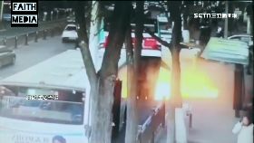 文 中天坑吞車1200