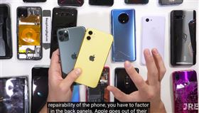 圖／翻攝自影片《JerryRigEverything》YouTube,