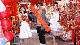 翁立友15日趁著工作空檔，帶著兩位師妹謝金晶、董育君辦年貨採買春聯（圖／記者林聖凱攝影）