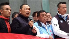 環署審查淡北道路案  侯友宜出席盼通過環保署15日審查淡北道路開發案，會前新北市長侯友宜（前左2）、國民黨新科立委當選人洪孟楷（前左）等至環保署前表達意見，侯友宜盼開發案能通過，給淡水人安心回家的路。中央社記者張雄風攝  108年1月15日