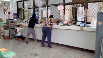 通通不准笑　搶匪摔跤、狂拉褲子