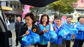 雲林縣提供春節緊急物資（1）農曆春節將至，雲林縣長張麗善（前左）與縣議員、縣府主管及志工人員，15日將送給弱勢民眾的緊急及保暖物資裝袋，以接力的方式，送上轉運車。中央社記者蔡智明攝　109年1月15日