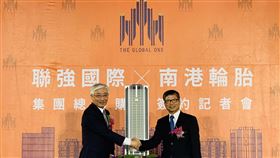 聯強新總部將落腳南港聯強國際集團總裁杜書伍（左）與南港輪胎榮譽董事長林學圃（右）16日出席商辦大樓合作簽約記者會，新大樓預計2024年中完工後，將作為聯強集團全球營運總部所在地。（聯強提供）中央社記者吳家豪傳真 108年9月16日