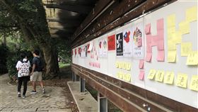 清大連儂牆遭撕毀 校方：應理性表達意見清大學生會在校園內打造連儂牆，日前遭不明人士撕毀。校方2日表示，無論學生或各界人士陳述意見時，盼以理性溫和態度表達，校方尊重各界參與社會議題。中央社記者郭宣(文三)攝  108年10月2日