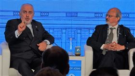 伊朗外長批美無知自大  沒興趣與美談判伊朗外交部長查瑞夫（左）15日在印度新德里出席瑞辛納對話與觀察研究基金會董事長約希（右）對談，痛批美國無知和自大，伊朗沒有興趣和美國談判。中央社記者康世人新德里攝   109年1月15日