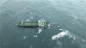 彰化外海蒙古籍貨輪傾斜　海巡署馳援蒙古籍「星爵」號貨輪15日在彰化三豐外海19浬，因機械故障船身傾斜進水，海巡署獲報前往救援。（海巡署提供）中央社記者趙麗妍傳真　109年1月15日