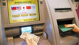機場外幣兌台幣更方便 銀行陸續增設6台兌鈔機兆豐銀行表示，將從即日起陸續增設6台「外幣現鈔兌換機」，讓旅客省去跑銀行時間，而且免手續費。中央社記者吳佳蓉攝 109年1月5日