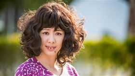 賀歲片殺手撿到槍　安心亞突破形象扮醜女星安心亞演出跨國賀歲喜劇「殺手撿到槍」，在片中突破形象扮醜，不但在嘴角貼上一顆長毛的「師公痣」，還戴上誇張的爆牙牙套，爆笑劇情更讓她在拍攝時連背影都笑到發抖。（滿滿額娛樂提供）中央社記者洪健倫傳真　109年1月15日