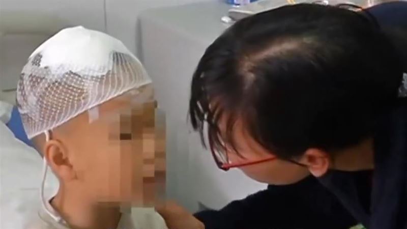 躺椅從天降砸中女兒　母一聽後果絕望