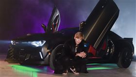 街舞天王Gino近日要在除夕特別節目《民視第一發發發》中大戰浩角翔起兩位舞棍，Gino說這次是第二次對決，每次浩角翔起不按牌理出牌的舞蹈風格，讓他也期待看到他們的演出。圖／民視提供