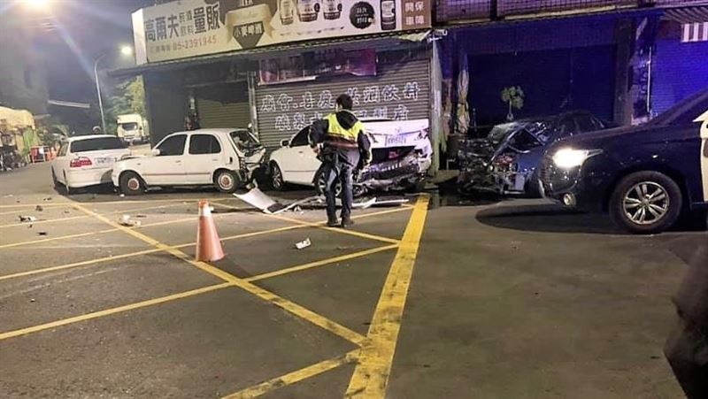男失控連撞3車　疑酒駕釀禍、2人傷