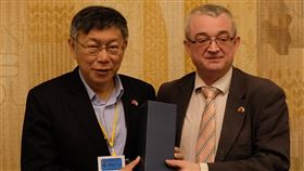 柯文哲訪問捷克眾議院捷克眾議院友台小組主席班達（右）15日贈送禮物給來訪的台北市長柯文哲（左）。中央社記者林育立布拉格攝 109年1月16日