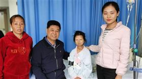 曾因每天生活費僅人民幣2元（約合新台幣9元）的貧困處境引起關注的中國貴州女大學生吳花燕（左3）13日病逝，得年24歲。（圖取自貴州盛華職業學院微博網頁weibo.com）