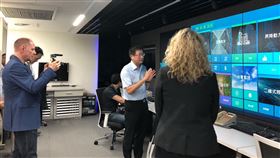 國際影音串流平台行銷新北新北市府15日發布新聞稿指出，加拿大製作團隊到新北市智慧節能中心，拍攝瞭解相關運作原理；希望透過知名影音平台播映，展現新北產業的創新與活力，讓全球看到前瞻的城市發展。（市府提供）中央社記者黃旭昇新北傳真　109年1月15日