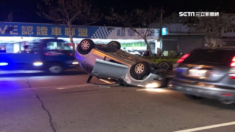 擦撞翻車　「四輪朝天」驚險畫面曝光