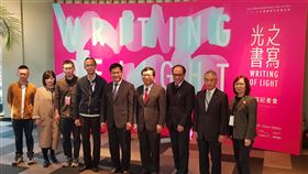 光影藝術節結合燈會　7組團隊開創感官新體驗2020台灣燈會在台中舉行，位在台中的國美館因應燈會，首度舉辦台灣國際光影藝術節，邀請國內外7組創作團隊以藝術創作闡述光影變化，15日舉行記者會，交通部長林佳龍（左5起）、文化部次長李連權、國美館館長林志明等人出席。中央社記者鄭景雯攝　109年1月15日
