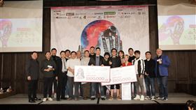 劉亮佐為年輕編劇找市場　劇本創投舞台不設限劇場人劉亮佐（右）創辦的「兩岸劇本創投平台」，今年邁入第3屆，15日在台北舉行獲獎作品發布會，劉亮佐表示，希望用最有效率的方式，為年輕創作者找到市場、累積能量。（筋斗云文化傳媒提供）中央社記者洪健倫傳真　109年1月15日