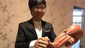 尾牙拚酒隔天手臂不舉　恐是神經缺氧釀禍尾牙季到來，拚酒隔天當心手臂不舉。振興醫院運動復健科主任陳建成（圖）15日提醒，多數人酒後往往睡得特別熟，若整晚都維持同樣睡姿，恐壓迫到手臂橈神經，短短30分鐘就會導致神經缺氧，需休息2到4週才會恢復。中央社記者張茗喧攝　109年1月15日