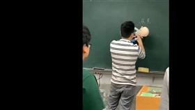 網路社群流傳一段學校老師以高雄市長韓國瑜的布偶當板擦的影片。高雄中學聲明是教師下課時行為無關教學，事後老師也表達歉意。（圖取自我這個人很簡單臉書facebook.com）