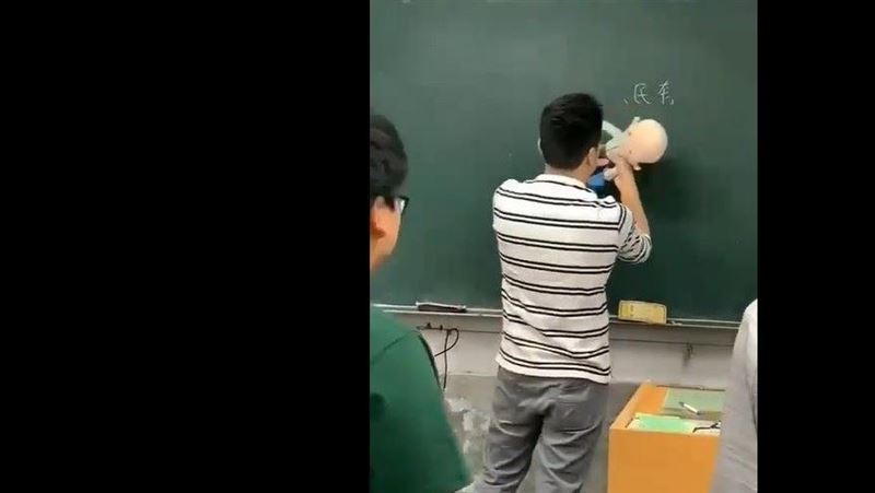 韓國瑜布偶當板擦　雄中教師致歉