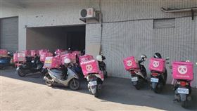 熊貓賣場大亂鬥，靠北熊貓，許多外送抱怨，公司優惠，讓賣場內外都在排隊大混亂。（圖／翻攝自靠北熊貓臉書）