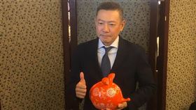 吳昕陽：新光三越今年營收挑戰817億元新光三越15日舉行年終餐會，新光三越總經理吳昕陽率集團一級主管們參與，對今年的營收訂下817億元目標。他也首度向外界介紹，前刑事警察局副局長，如今擔任集團安全中樞的安控長馬振華。中央社記者吳柏緯攝　109年1月15日