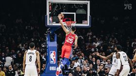 ▲本季首度對決厄文（Kyrie Irving），西蒙斯（Ben Simmons）攻下20分6籃板11助攻。（圖／翻攝自76人推特）