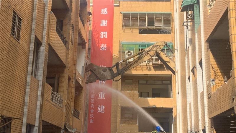 全家福海砂屋終於拆了　住戶含淚送別