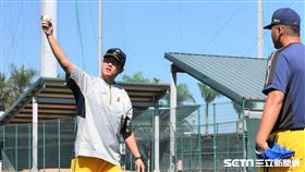 王建民指導兄弟投手群。（圖／記者王怡翔攝影)